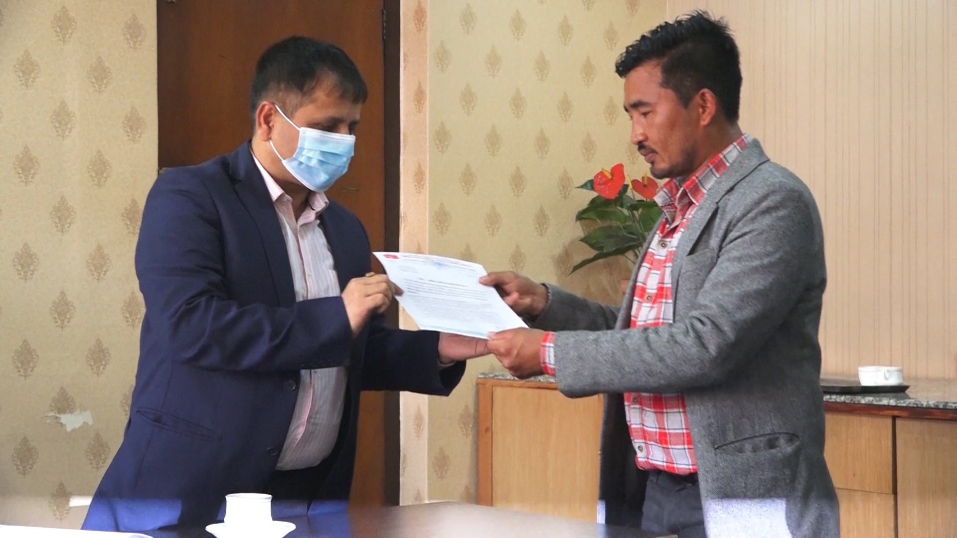 इन्धनको मूल्यवृद्धि फिर्ता गर्न माग गर्दै आयल निगमलाई ज्ञापनपत्र